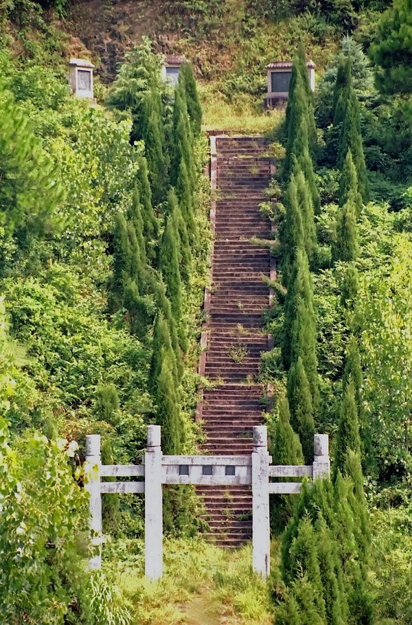 孙中山先祖唐东平侯--孙誗墓.jpg